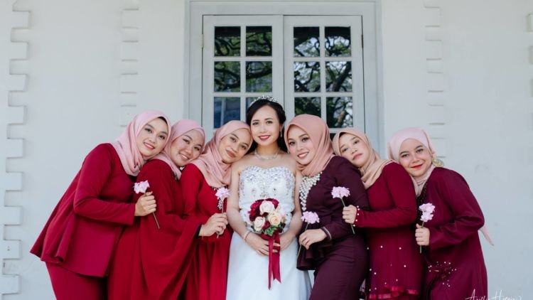 Indahnya Perbedaan, Viralnya Foto Pernikahan di Gereja Bersama Semua Bridesmaid Berhijab di Malaysia Ini Tuai Pujian