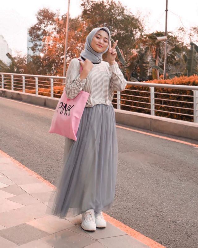 Inilah 10 Tampilan Cantik Hijaber Pakai Rok Tutu Panjang. Bisa Jadi Inspirasi Kalau Mau Jalan-Jalan