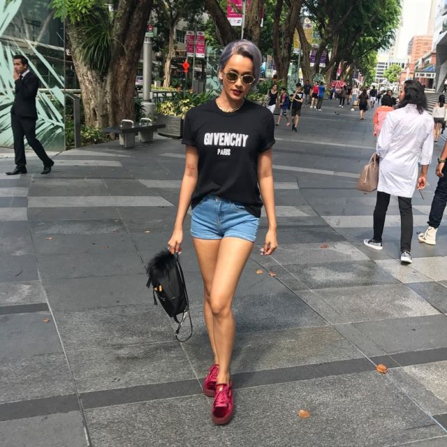 Jadi Supermodel yang Punya Kulit Eksotis, 12 Gaya Kimmy Jayanti Memikat Hati. Celana Pun Jadi Trendi