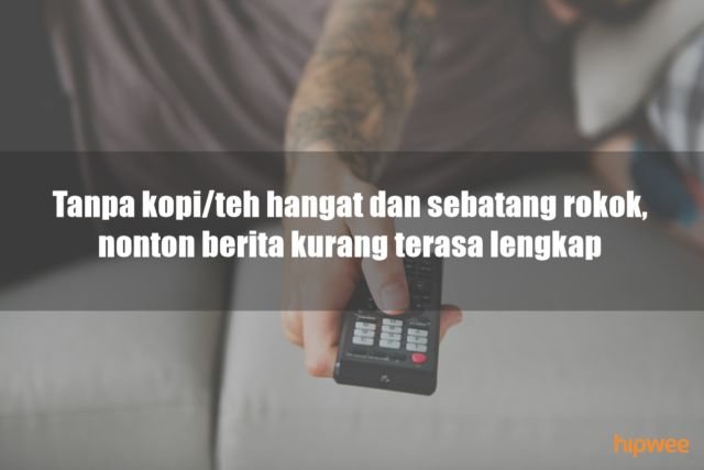 11 Ciri Khas Bapak-Bapak Kalau Lagi Menguasai TV di Rumah. Kelakuannya Bikin Kangen Nggak sih? :D