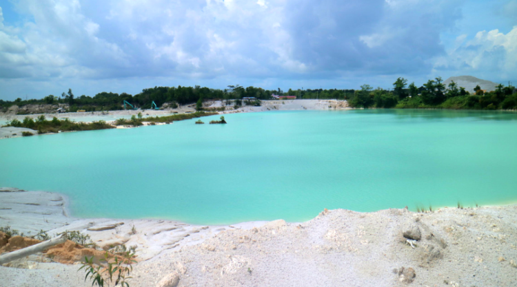 Danau Kaolin Belitung, Danau Berwarna Biru Kekinian yang Hits di Negeri Laskar Pelangi!