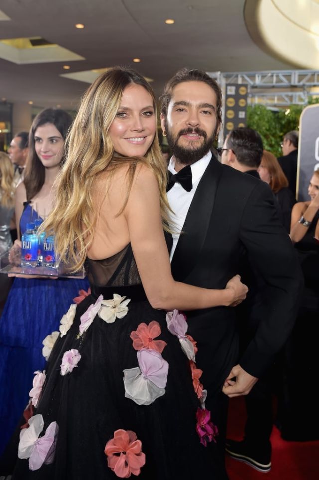 Kumpulan Photobomb dari Fiji Water Girl di Golden Globe Awards 2019. On Point Banget Tiap Posenya!