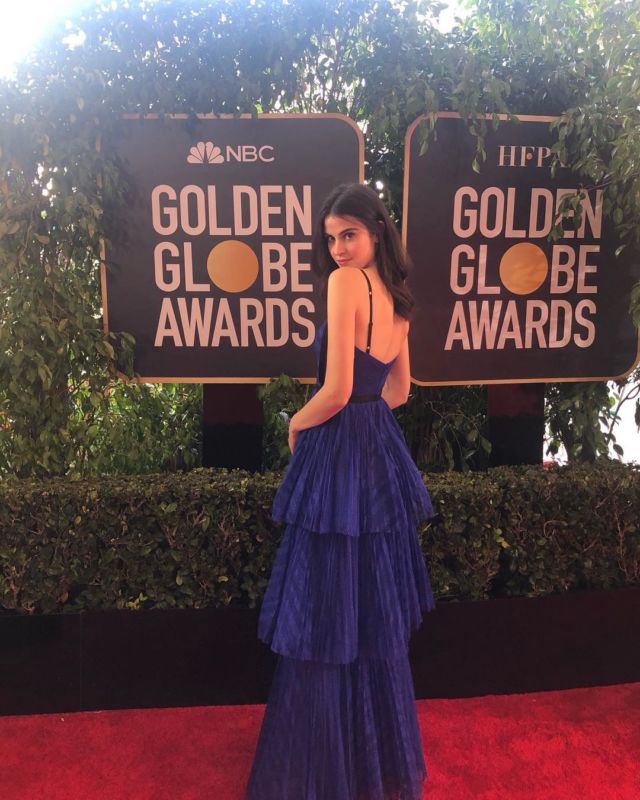 Kumpulan Photobomb dari Fiji Water Girl di Golden Globe Awards 2019. On Point Banget Tiap Posenya!