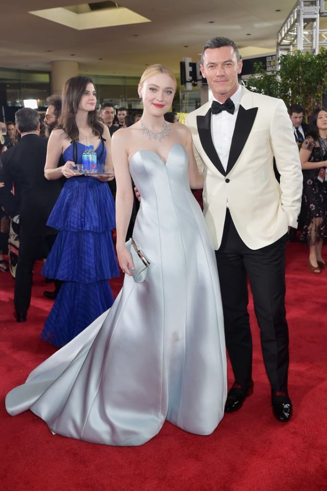 Kumpulan Photobomb dari Fiji Water Girl di Golden Globe Awards 2019. On Point Banget Tiap Posenya!