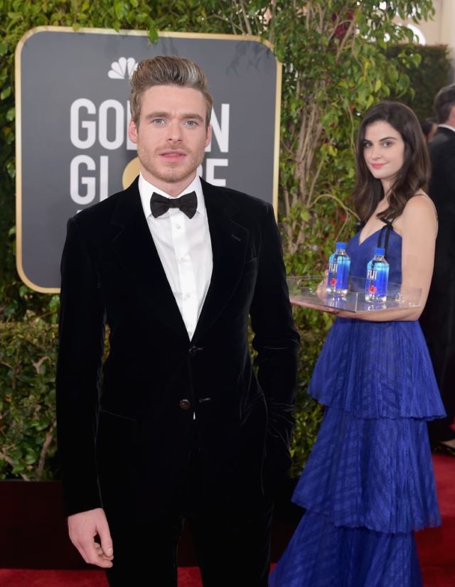 Kumpulan Photobomb dari Fiji Water Girl di Golden Globe Awards 2019. On Point Banget Tiap Posenya!