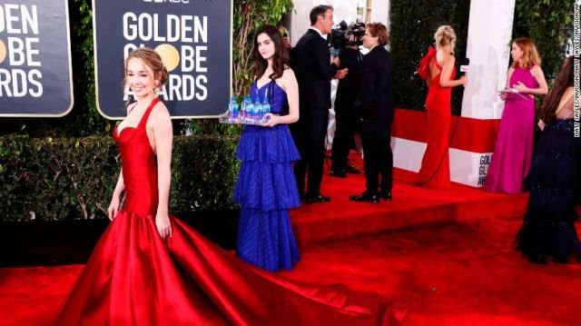 Kumpulan Photobomb dari Fiji Water Girl di Golden Globe Awards 2019. On Point Banget Tiap Posenya!