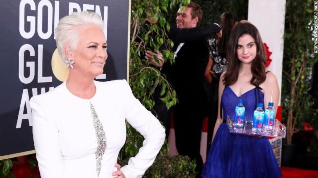 Kumpulan Photobomb dari Fiji Water Girl di Golden Globe Awards 2019. On Point Banget Tiap Posenya!