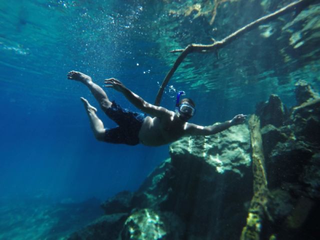 Berenang di Labuan Cermin