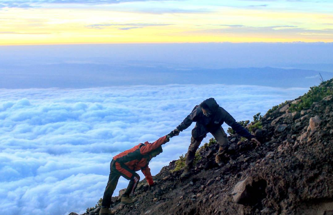 Kisah Tragis Anak Pesantren yang Hilang Sebulan di Gunung Slamet. Pas Ditemuin Tinggal Kerangka!