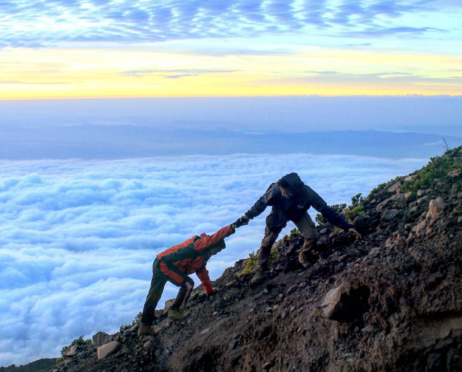 Kisah Tragis Anak Pesantren yang Hilang Sebulan di Gunung Slamet. Pas Ditemuin Tinggal Kerangka!