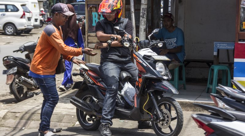 5 Harapan Pemotor buat Tukang Parkir yang Jarang Banget Terjadi. Kita Semua Butuh Jukir yang Asyique!