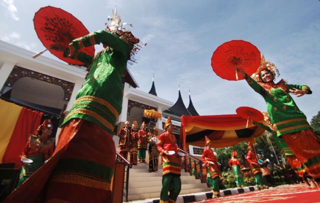 Makna Sakral di Balik Tarian Pengantin dalam 6 Pernikahan Adat Indonesia. Sudah Tahu?