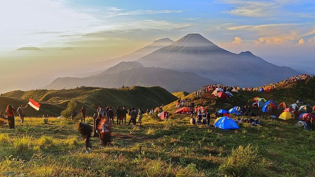 Kejadian Konyol di Gunung Prau Saat Libur Tahun Baru. Ada yang Nyalain Petasan Sampai Bawa Miras!