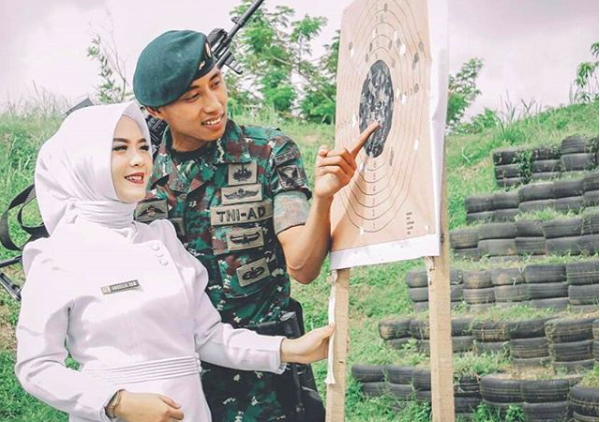 Sering Bikin Penasaran, Ini 5 Alasan Logis Kenapa Banyak Pria Berseragam yang Berjodoh dengan Bidan