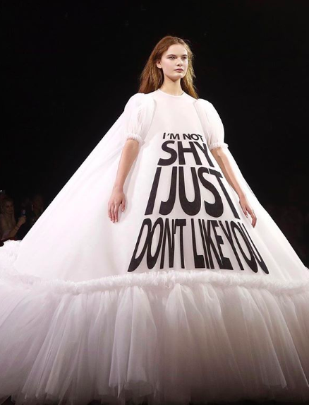 8 Gaya Fesyen Nyeleneh Victor and Rolf dari Paris Couture Week Ini Usung Slogan Unik. Berani Coba?