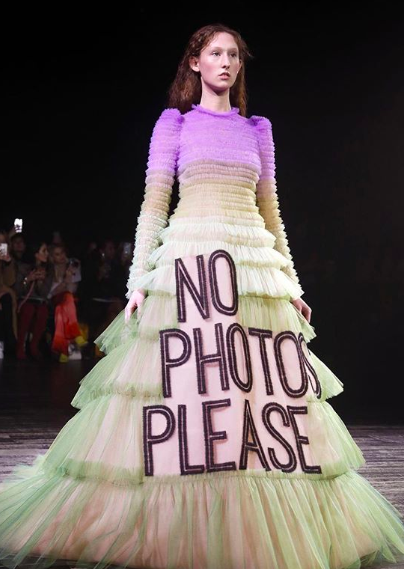 8 Gaya Fesyen Nyeleneh Victor and Rolf dari Paris Couture Week Ini Usung Slogan Unik. Berani Coba?