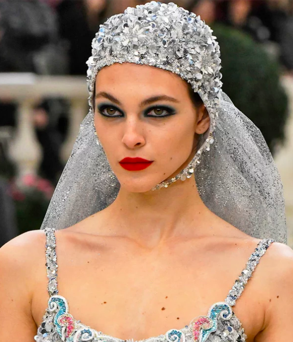 Rilis 'Gaun Bikini' Pengantin di Haute Couture Paris, Rumah Mode Chanel Banyak Mendapat Pujian. Kayak Apa Sih?