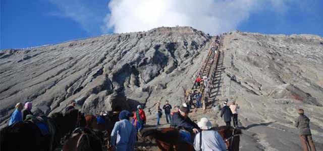 Tangga Mendaki Kawah Bromo