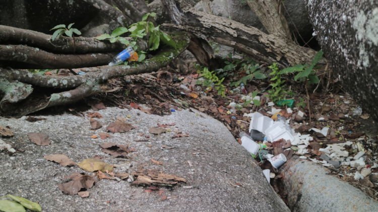 Banyak Sampah Berserakan di Pantai Tanjung Tinggi. Negeri Laskar Pelangi Kok Jadi Kotor Begini?