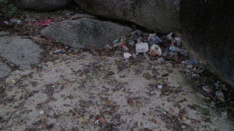 Banyak Sampah Berserakan di Pantai Tanjung Tinggi. Negeri Laskar Pelangi Kok Jadi Kotor Begini?