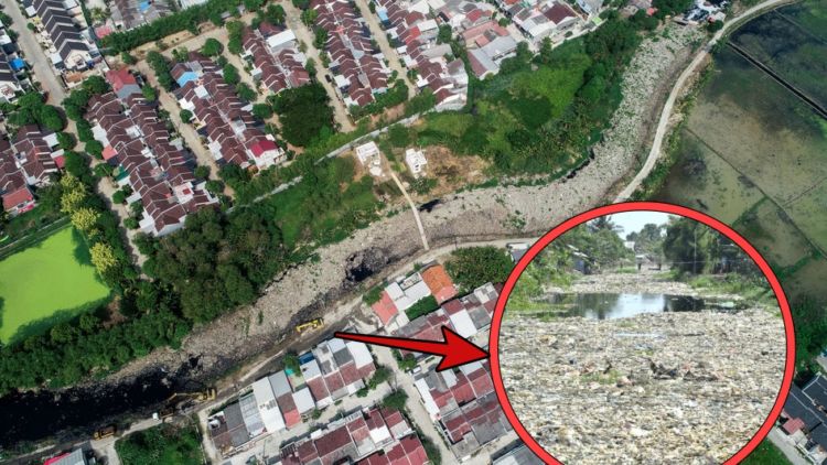 Lautan Sampah Sepanjang 1,5 Kilometer Penuhi Kali Pisang Batu Bekasi. Warga Susah Tidur Karena Bau