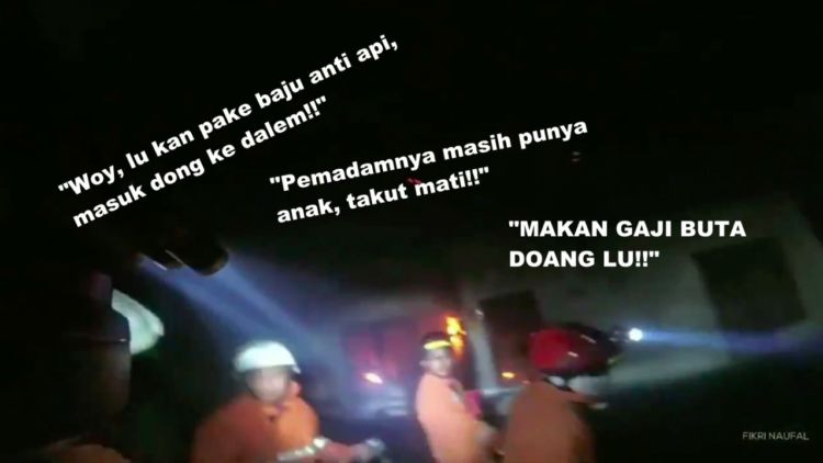 Beredar Video Para Petugas Damkar Dipaksa Warga Menembus Kobaran Api. Niat Bekerja, Malah Di-bully