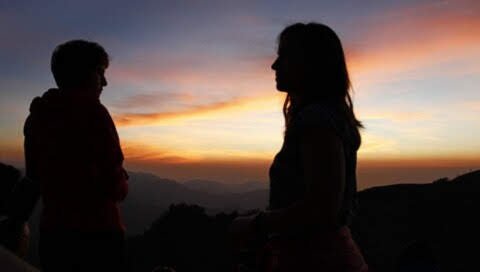 Wanita pecinta alam pendaki gunung adalah pasangan romantis