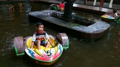 Wahana permainan anak di Kampung Coklat Blitar