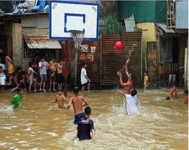 15 Potret Santainya Orang Indonesia Saat Hadapi Banjir. Yang Penting Harus Selalu Bersyukur sih, Yha~