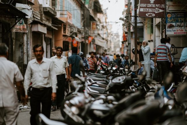 Ini Alasan Kenapa Orang India Sering Menggerakkan Kepalanya Saat Berbicara. Artinya Macam-macam Lo