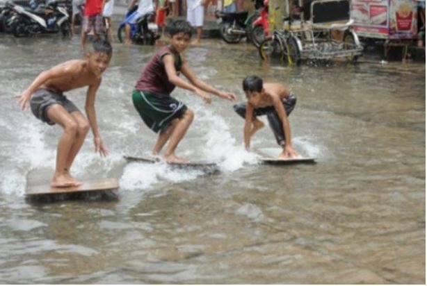 15 Potret Santainya Orang Indonesia Saat Hadapi Banjir. Yang Penting Harus Selalu Bersyukur sih, Yha~