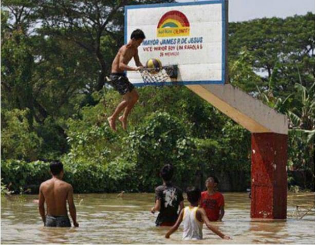 15 Potret Santainya Orang Indonesia Saat Hadapi Banjir. Yang Penting Harus Selalu Bersyukur sih, Yha~