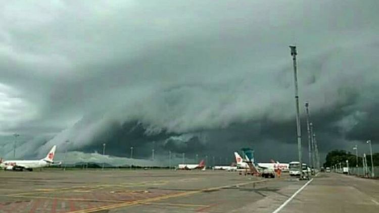 Awan Mirip Tsunami Hebohkan Warga Makassar. Ada yang Bilang Bahaya, Ada Juga yang Bilang Biasa Aja