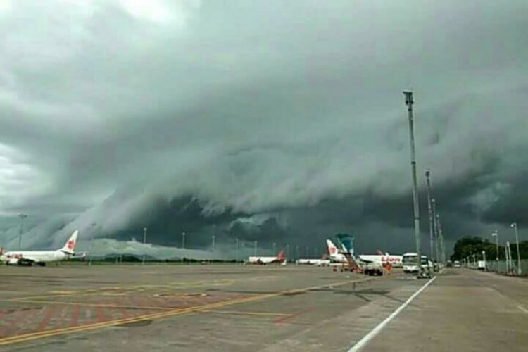 Awan Mirip Tsunami Hebohkan Warga Makassar. Ada yang Bilang Bahaya, Ada Juga yang Bilang Biasa Aja