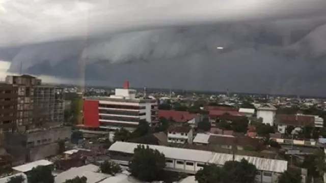 Awan Mirip Tsunami Hebohkan Warga Makassar. Ada yang Bilang Bahaya, Ada Juga yang Bilang Biasa Aja