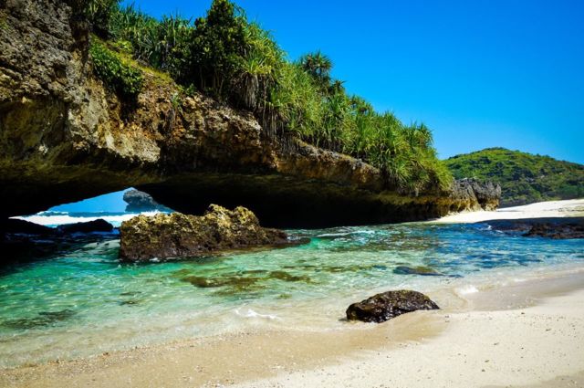 Rekomendasi 9 Pantai yang Hits dan Instagramable di Pacitan. Ada yang Mirip dengan Raja Ampat Lho!