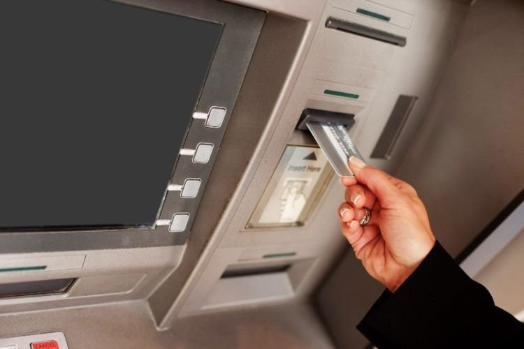 Waspadai Modus Penipuan ATM Tertelan. Ketahui 4 Hal Ini Dulu Yuk Agar Tak Jadi Korban