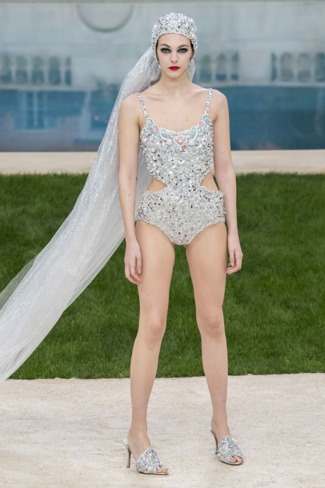 Rilis 'Gaun Bikini' Pengantin di Haute Couture Paris, Rumah Mode Chanel Banyak Mendapat Pujian. Kayak Apa Sih?