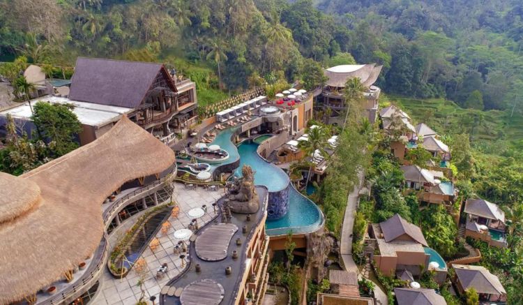 Potret Kemesraan Bulan Madu Aura Kasih dan Suami Bulenya. Mulai dari Resort di Bali sampai Bangkok!