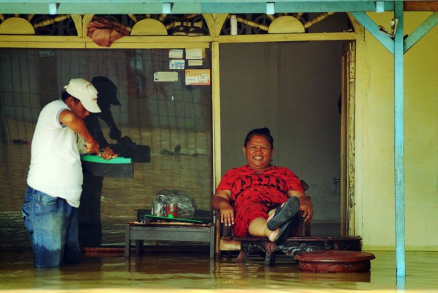 15 Potret Santainya Orang Indonesia Saat Hadapi Banjir. Yang Penting Harus Selalu Bersyukur sih, Yha~