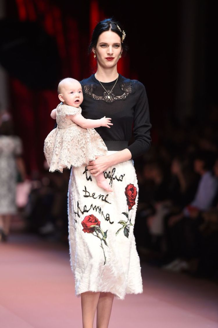 8 Ide Super Gaya Bayi-Mama dari Panggung Runway Mode hingga Selebgram Dunia. Dijamin Melongo Saking Kerennya~