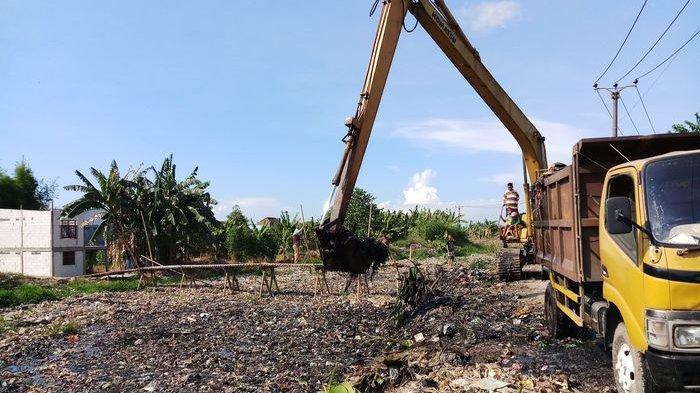 Lautan Sampah Sepanjang 1,5 Kilometer Penuhi Kali Pisang Batu Bekasi. Warga Susah Tidur Karena Bau