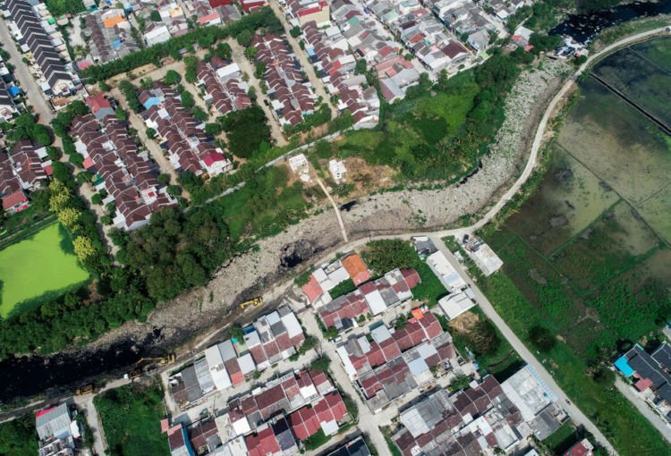 Lautan Sampah Sepanjang 1,5 Kilometer Penuhi Kali Pisang Batu Bekasi. Warga Susah Tidur Karena Bau