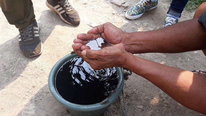 Lautan Sampah Sepanjang 1,5 Kilometer Penuhi Kali Pisang Batu Bekasi. Warga Susah Tidur Karena Bau