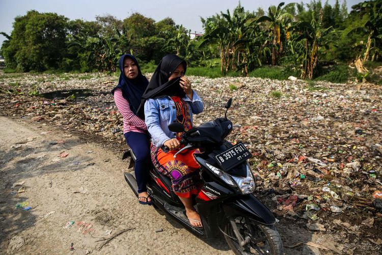 Lautan Sampah Sepanjang 1,5 Kilometer Penuhi Kali Pisang Batu Bekasi. Warga Susah Tidur Karena Bau