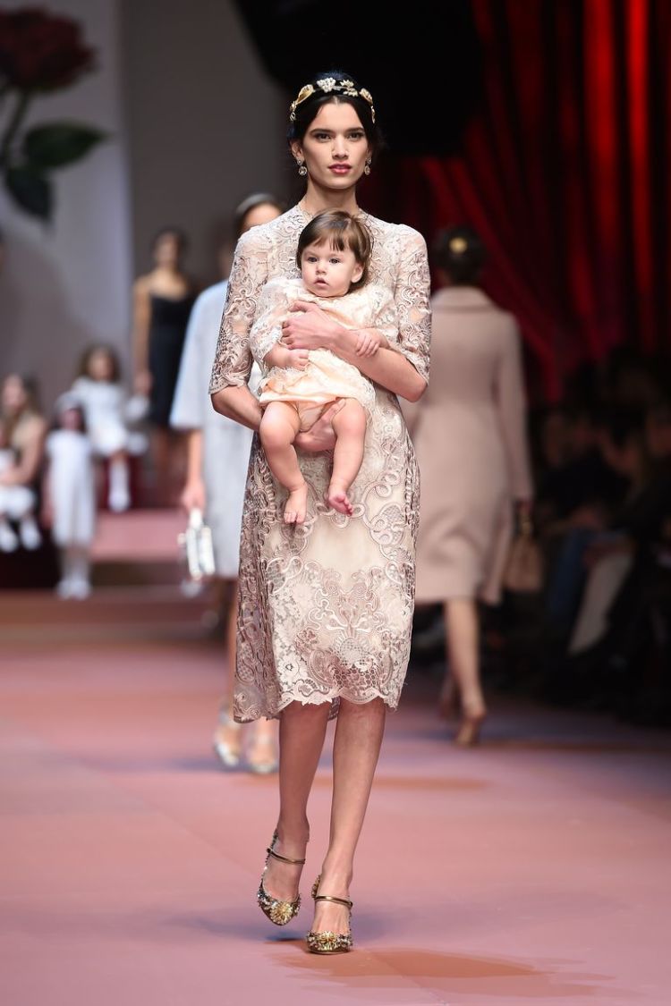 8 Ide Super Gaya Bayi-Mama dari Panggung Runway Mode hingga Selebgram Dunia. Dijamin Melongo Saking Kerennya~