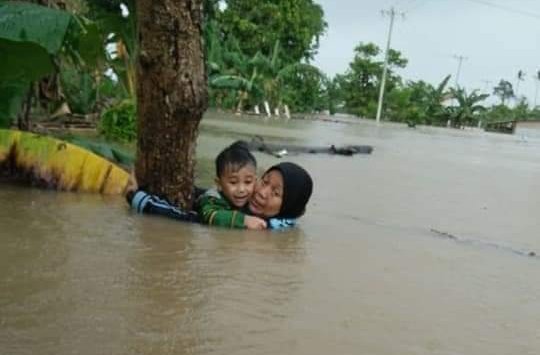 Nenek Terjebak Banjir Gowa yang Fotonya Viral, Dikabarkan Meninggal Dunia. Begini Keterangan Anaknya