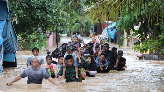 Nenek Terjebak Banjir Gowa yang Fotonya Viral, Dikabarkan Meninggal Dunia. Begini Keterangan Anaknya