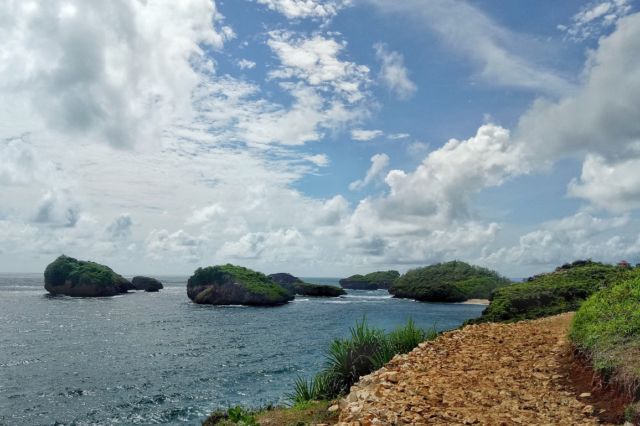 Rekomendasi 9 Pantai yang Hits dan Instagramable di Pacitan. Ada yang Mirip dengan Raja Ampat Lho!