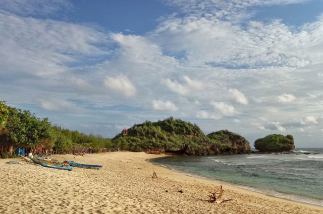 Rekomendasi 9 Pantai yang Hits dan Instagramable di Pacitan. Ada yang Mirip dengan Raja Ampat Lho!